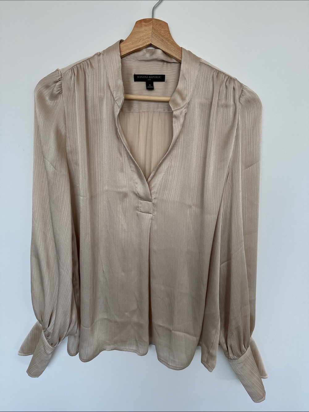 Banana Republic Light Cream V-Neck Long Sleeve Blouse